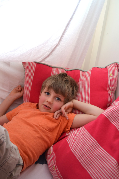 make and easy fort for your kids with just a few supplies
