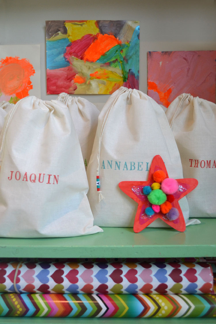 make this low-cost art kit bag for a birthday party favor