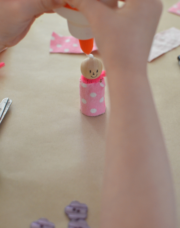 kids can make little people from wooden pegs and fabric scraps