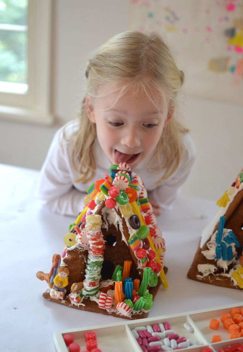 Easiest way to host a gingerbread house party (two really good tricks)!