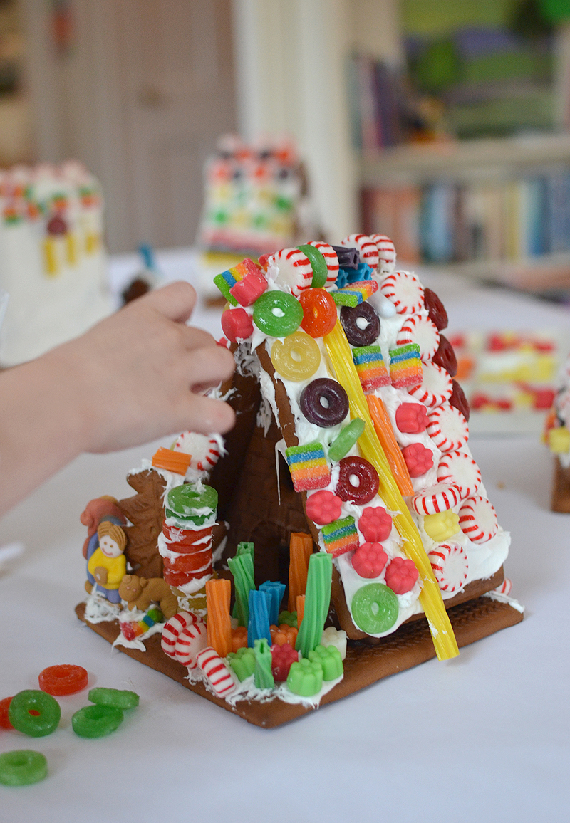 Easiest way to host a gingerbread house party (two really good tricks)!