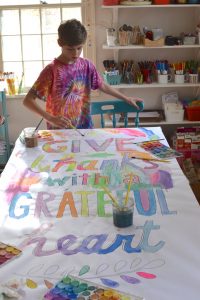 Make a collaborative painted banner for Thanksgiving day.