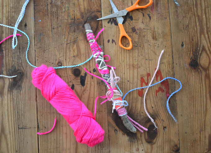 This Weekly Art & Play guide for learning at home promotes math, literacy and science through creativity. Join us for Fabric & Yarn week! Day 5: Yarn & Tape / Process Art