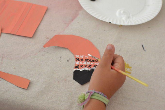 Kids study artist Clare Youngs and make cardboard animals from cereal boxes.