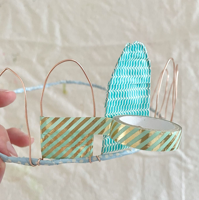 Make delicate and charming crowns using craft wire and colorful washi tape.