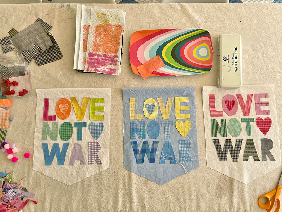 ДИИ "Љубав не рат" транспарент направљен од старих кошуља.