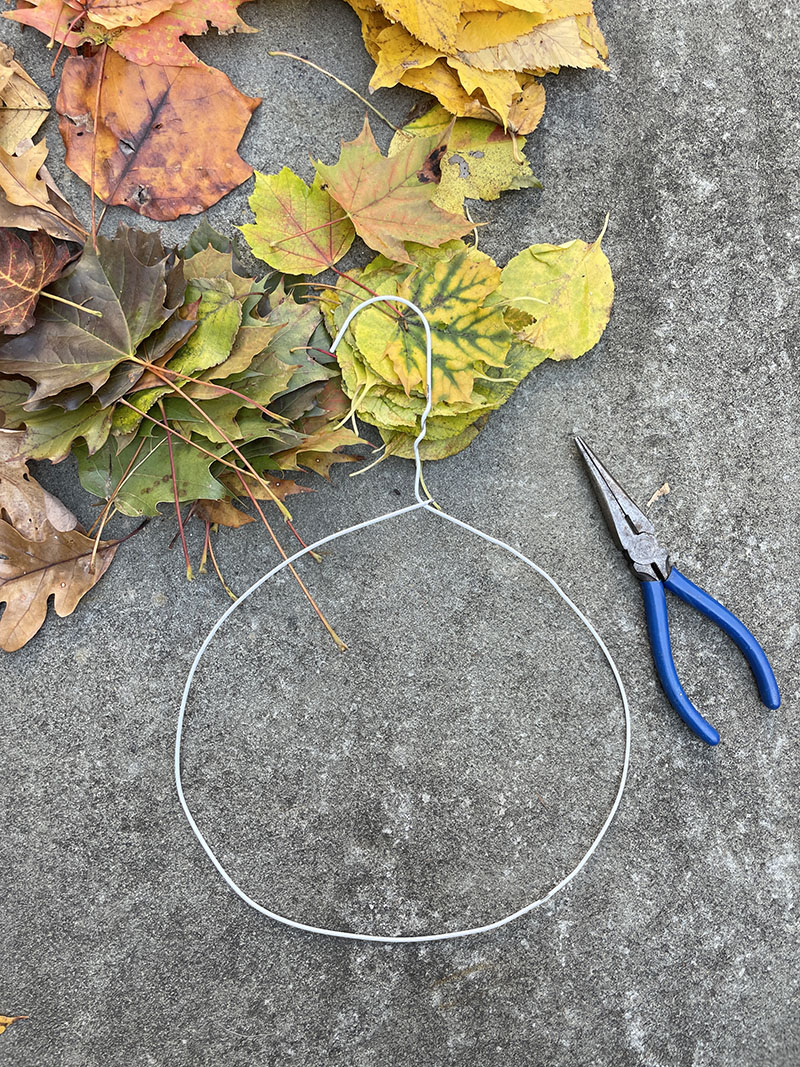 Направите једноставан венац од листова дуге помоћу жичане вешалице. 