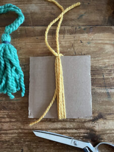 How to make a yarn tassel with a piece of cardboard